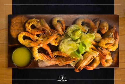 Fushë-KrujëにあるNirvana Resort & Spaのエビとレタスの入った料理
