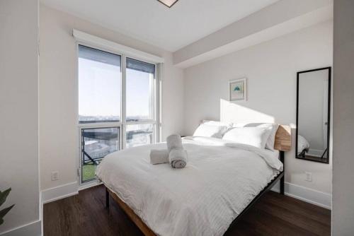 Ένα ή περισσότερα κρεβάτια σε δωμάτιο στο Exec 2BR 2BTH w Million Dollar View of CN tower