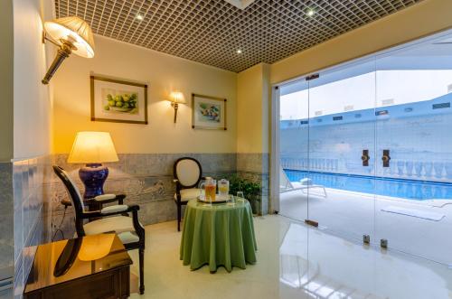Bazén v ubytování Olissippo Lapa Palace – The Leading Hotels of the World nebo v jeho okolí