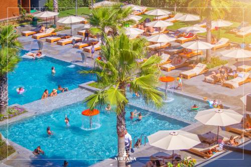 una vista dall'alto di una piscina con persone al suo interno di Nirvana Resort & Spa a Fushë-Krujë