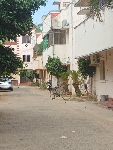 una bicicleta estacionada frente a un edificio en Home Stay, en Tribhuvanam