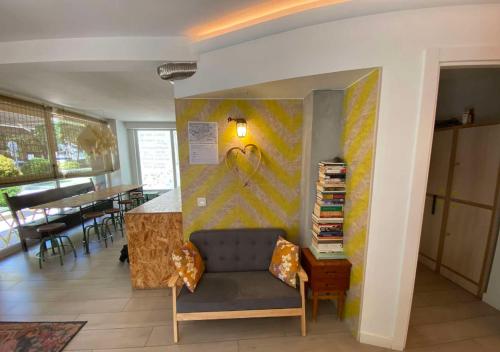 ein Wohnzimmer mit einem Sofa und einem Tisch in der Unterkunft Blai Blai Hostel in Zarautz