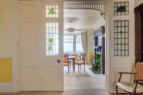 un pasillo con una puerta que conduce a un comedor en Magnificent house with Harbour view - Ramsgate, en Ramsgate