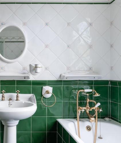 Un baño de Magnificent house with Harbour view - Ramsgate