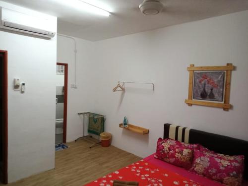 Uma área de estar em Homestay Camelia Kuala Terengganu Houses 3 Room 2 Bathroom - Near Batu Buruk Beach , Drawbridge, Pasar Payang, KTCC Mall & Hospital HSNZ