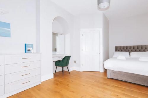 Postel nebo postele na pokoji v ubytování Chic & Characteristic 2BD House - Irishtown