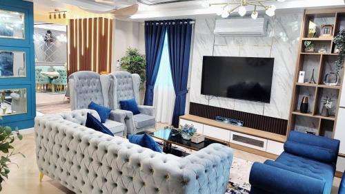 Una sala de estar con un sofá y un televisor. en Homestay KS Kota Bharu, en Kota Bharu