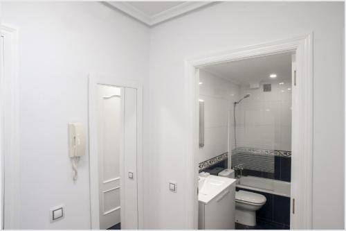 uma casa de banho branca com um WC e um lavatório em Luminoso y Azul em Avilés