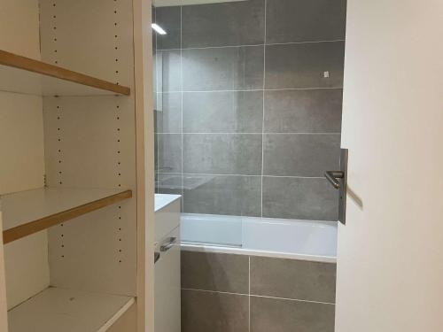 une salle de bain avec douche et baignoire dans l'établissement Juan les Pins: Appartement 2 pièces avec piscine proche plage - FR-1-252-194, à Antibes