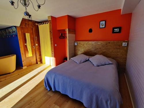 Ένα ή περισσότερα κρεβάτια σε δωμάτιο στο Chambre d'hôtes Chalet AILLEURS
