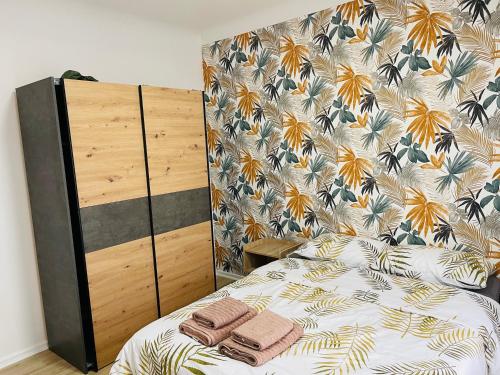 a bed with two towels on it in a bedroom at Spacieux T2 à 15mn de Paris et 30mn de Disney en voiture ! in Champigny-sur-Marne