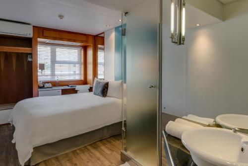 Katil atau katil-katil dalam bilik di Protea Hotel by Marriott Cape Town Sea Point