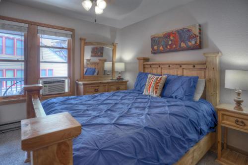 2 2 Ferringway 9 في دورانجو: غرفة نوم بسرير ازرق ونافذة
