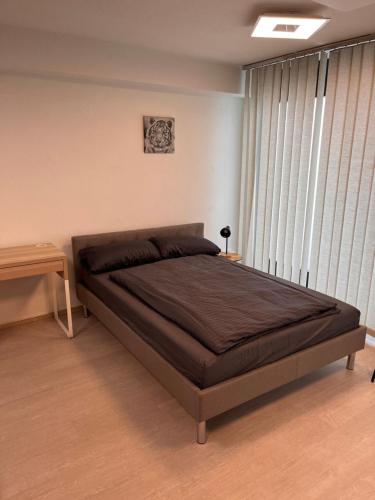 - une chambre avec un lit dans une pièce dotée d'une fenêtre dans l'établissement Studio Wohnung Küche,Bad,inklusive Stellplatz im Zentrum RV, à Ravensbourg