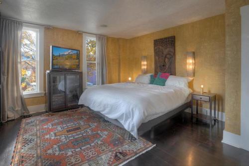 1 dormitorio con 1 cama grande y 1 alfombra en 185 W Park Avenue en Durango
