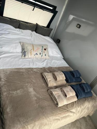 a bedroom with a bed with towels on it at Dom Na Wodzie in Węgorzewo