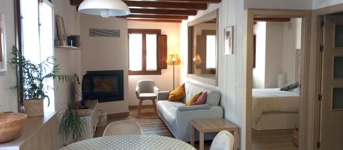 オチャガビアにあるAltxabi Apartamento Ruralのソファとテレビのあるリビングルーム