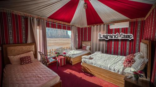 1 dormitorio con 2 camas y 1 tienda de campaña en Rum Legend camp, en Wadi Rum