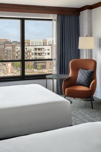 Postel nebo postele na pokoji v ubytování Hyatt Regency Coralville