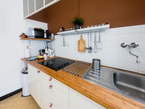 une cuisine avec un évier et un plan de travail dans l'établissement Old Town- 4 Pers, Vieux Nice, AC, wifi, à Nice
