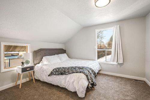 Un dormitorio con una cama grande y una ventana en 921 W Mill Ave, en Coeur d'Alene