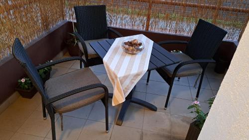 una mesa y sillas en un balcón con un tazón. en Studio apartment Meli, en Ogulin