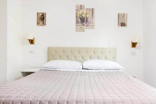 ein Schlafzimmer mit einem weißen Bett mit einer weißen Bettdecke in der Unterkunft SUITE SPEEDY vicino Aeroporto 4 - 6 posti letto in Fiumicino