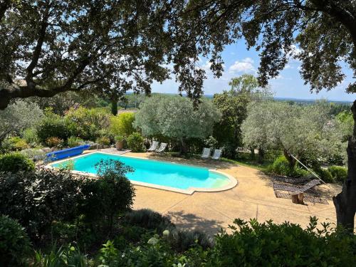 una imagen de una piscina en un jardín en Les restanques Paradou, en Lagnes