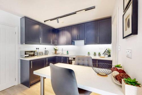 Ett kök eller pentry på Beautiful studio apartment in North Madia Vale