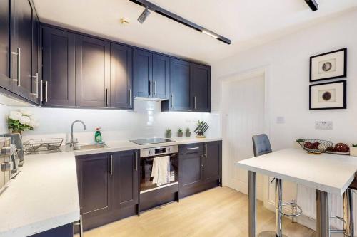 Ett kök eller pentry på Beautiful studio apartment in North Madia Vale
