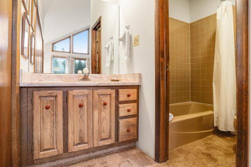 bagno con lavandino, vasca e specchio di Spruce Way 4 Vail Colorado a Vail