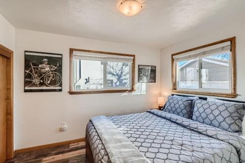 ein Schlafzimmer mit einem Bett und zwei Fenstern in der Unterkunft 3550 S Emerson St in Englewood