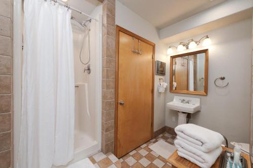 uma casa de banho com um chuveiro e um lavatório. em CR 213 - 2 Bedroom em Durango