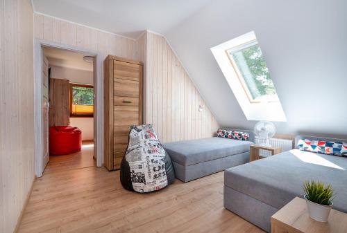 una camera con letto, divano e finestra di APARTAMENTY STODOŁA a Jezierzany