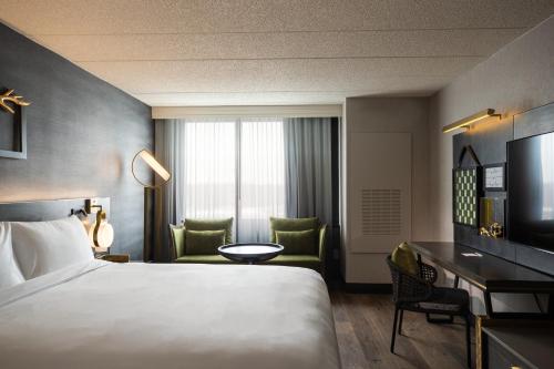 um quarto de hotel com uma cama e uma secretária em Renaissance Chicago North Shore Hotel em Northbrook