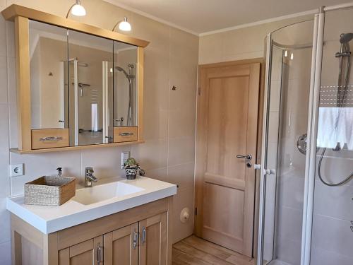 La salle de bains est pourvue d'un lavabo et d'une douche. dans l'établissement Seehaus Kalle - a90192, à Walchum