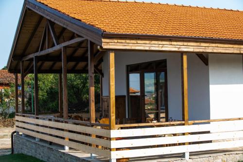 a pavilion with a roof on top of a building at Етно комплекс "Поп Грую Бански" in Banya