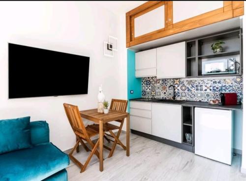 a living room with a blue couch and a table at Pieve Ligure a picco sul mare con piscina Villa Regina in Pieve Ligure