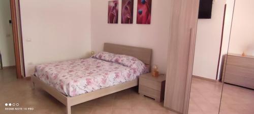 Dormitorio pequeño con cama y espejo en Il Tulipano, en Sorrento