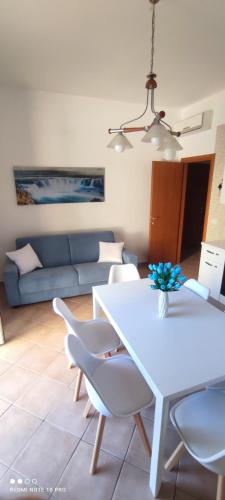 a living room with a white table and chairs at Il Tulipano in Sorrento