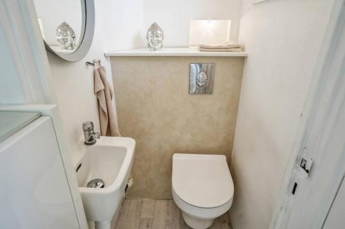 La petite salle de bains est pourvue de toilettes et d'un lavabo. dans l'établissement Apartment Wilma, à Aalborg