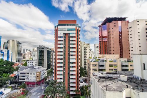 a view of a city with tall buildings at Tabas - Victoria Place - Itaim Bibi in Sao Paulo