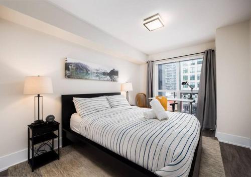 ein Schlafzimmer mit großem Bett und Fenster in der Unterkunft Welcoming Downtown Condo with WFH setup Balcony in Toronto