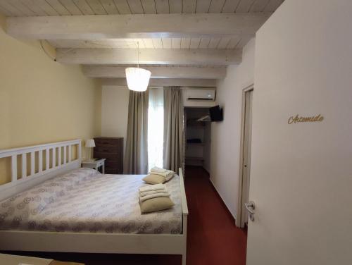 Una cama o camas en una habitación de Yhomisus