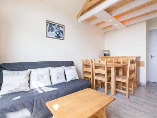 un salon avec un canapé et une table dans l'établissement Charmant studio avec mezzanine, balcon et WIFI - 4 pers, Avoriaz - FR-1-314-130, à Morzine