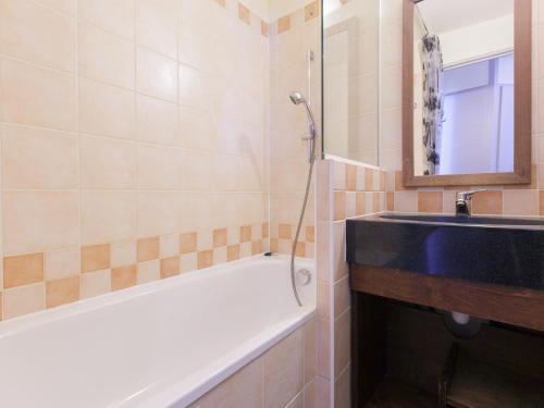 une salle de bain avec une baignoire et un lavabo et une baignoire dans l'établissement Charmant studio avec mezzanine, balcon et WIFI - 4 pers, Avoriaz - FR-1-314-130, à Morzine