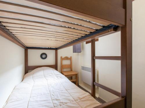 Ce lit superposé se trouve dans un dortoir doté d'une échelle. dans l'établissement Charmant studio avec mezzanine, balcon et WIFI - 4 pers, Avoriaz - FR-1-314-130, à Morzine