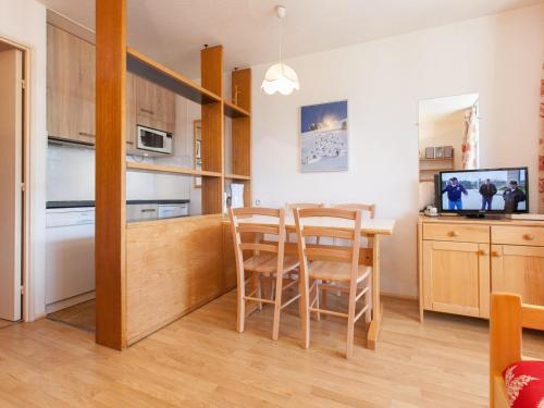 une cuisine et une salle à manger avec une table et des chaises dans l'établissement Charmant studio pour 4 avec balcon exposé sud en plein centre d'Avoriaz - FR-1-314-184, à Morzine