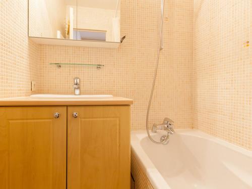une salle de bain avec un lavabo et une baignoire dans l'établissement Charmant studio pour 4 avec balcon exposé sud en plein centre d'Avoriaz - FR-1-314-184, à Morzine