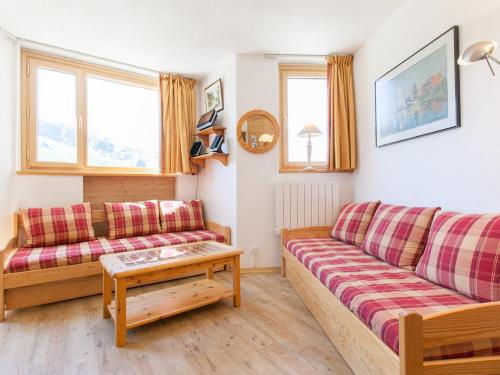 un salon avec deux canapés et une table dans l'établissement Charmant 2 pièces avec balcon exposé sud, au cœur d'Avoriaz, pour 5 personnes - FR-1-314-165, à Morzine